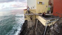 Préparation d'un saut dans la mer en BMX - Danny MacAskill