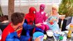 Pозовый паук Девочка теряет свой костюм Замороженные Эльза и человек паук помочь смешной супергерой