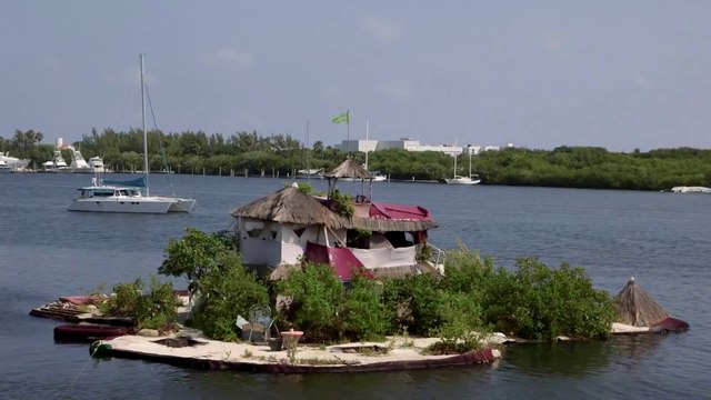 Cette île flotte sur des bouteilles en plastique !