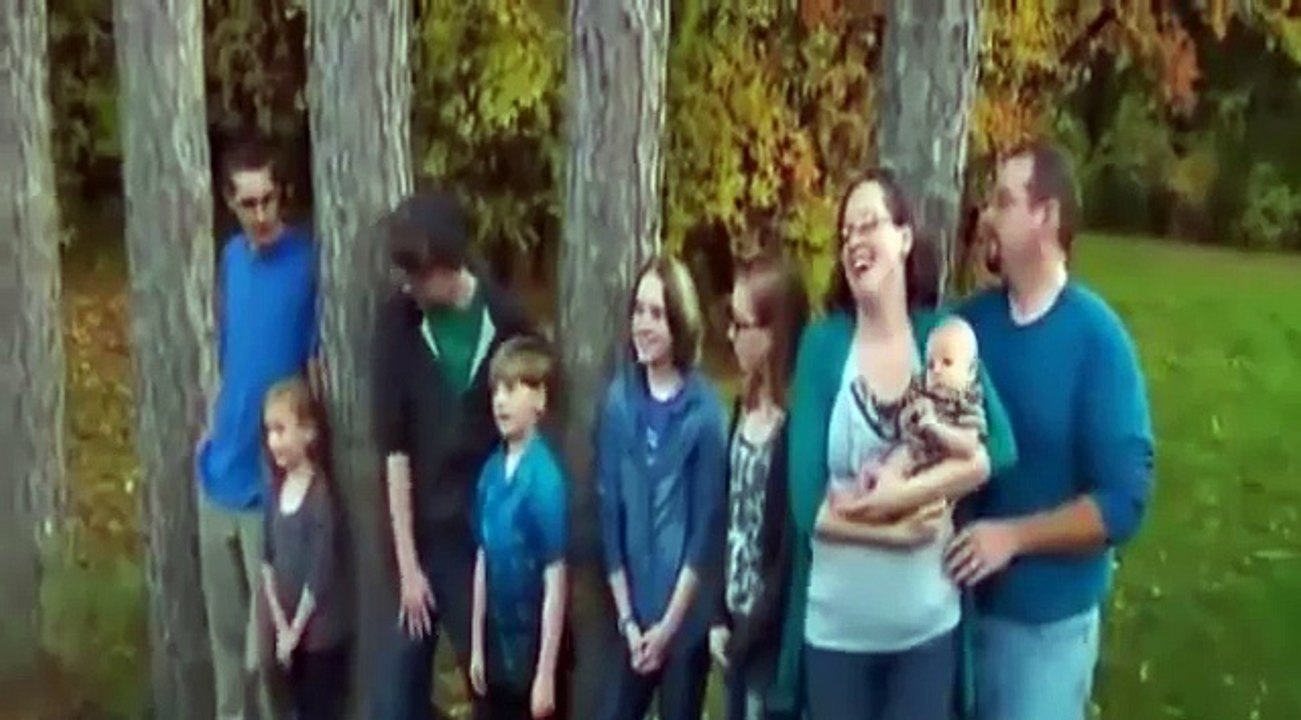 În timp ce mama își filma bebelușii drăgălași, fiul ei de 5 ani se sufoca la spatele său