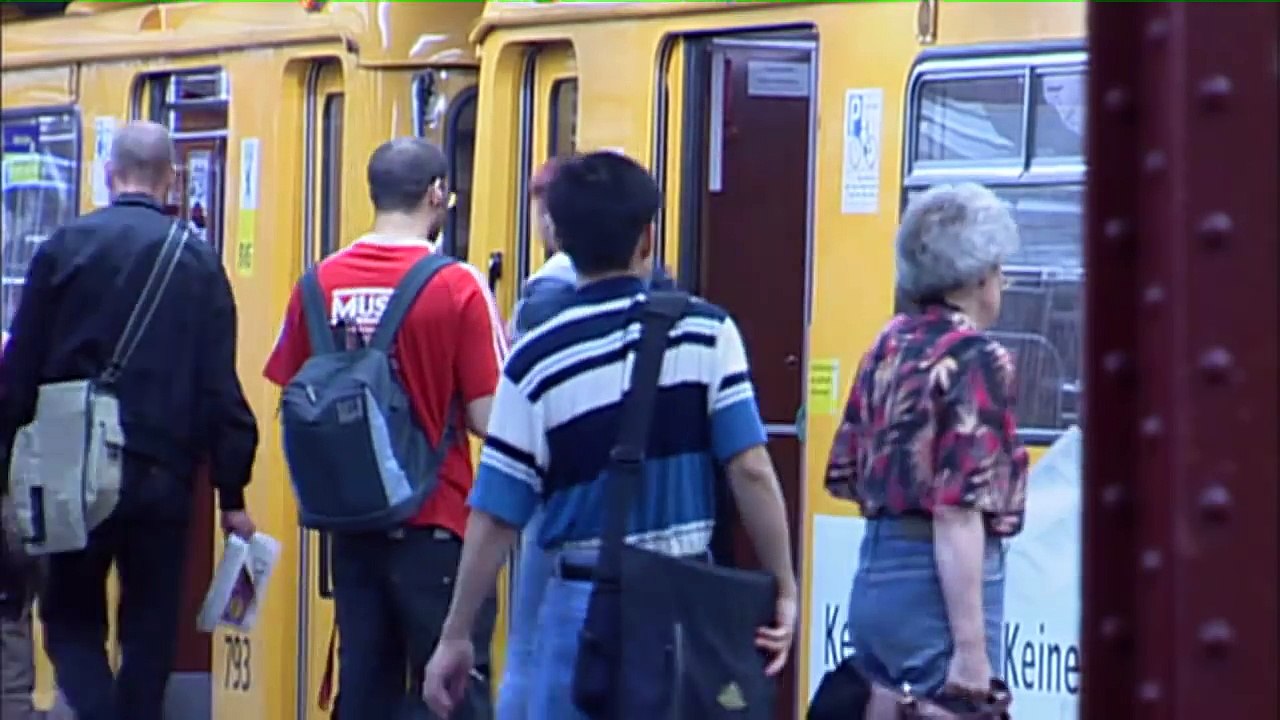Täter tritt in Berlin U-Bahn Frau die Treppe herunter....