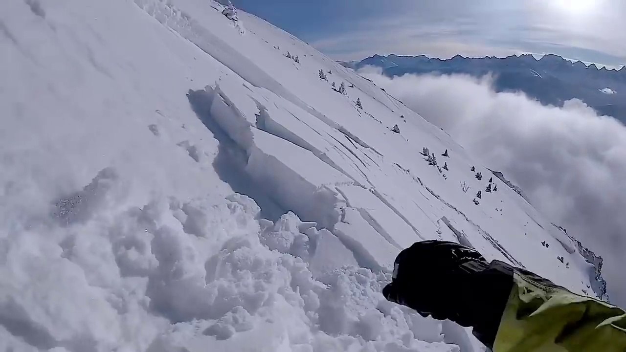 Il déclenche une avalanche en ski du haut d'une montagne !