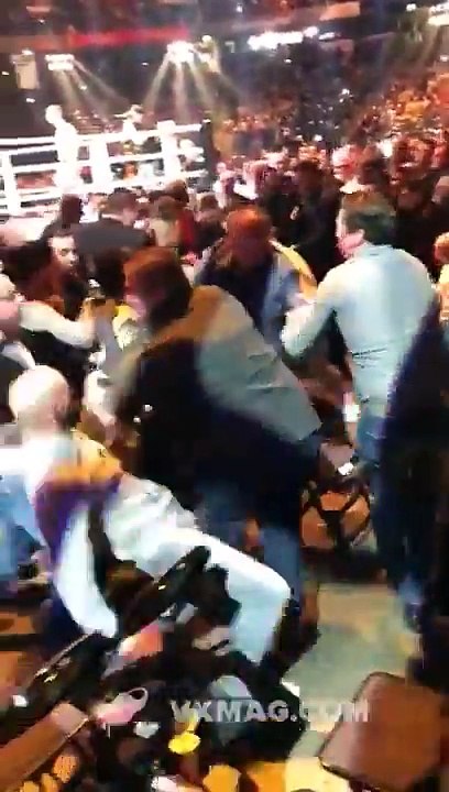 VECHTPARTIJ IN PUBLIEK BIJ BADR HARI VS RICO VE...