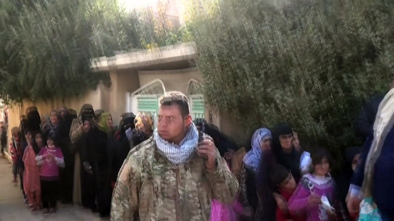 Irak: une ONG distribue de l'aide humanitaire à Mossoul