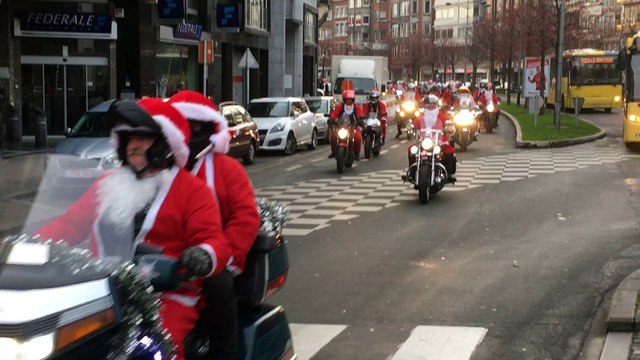 Parade des Motards en père Noël à Liège