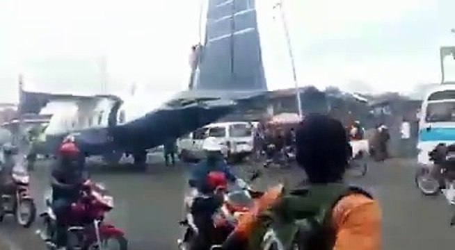 Insolite: Cet avion circule en pleine ville à côté des automobilistes