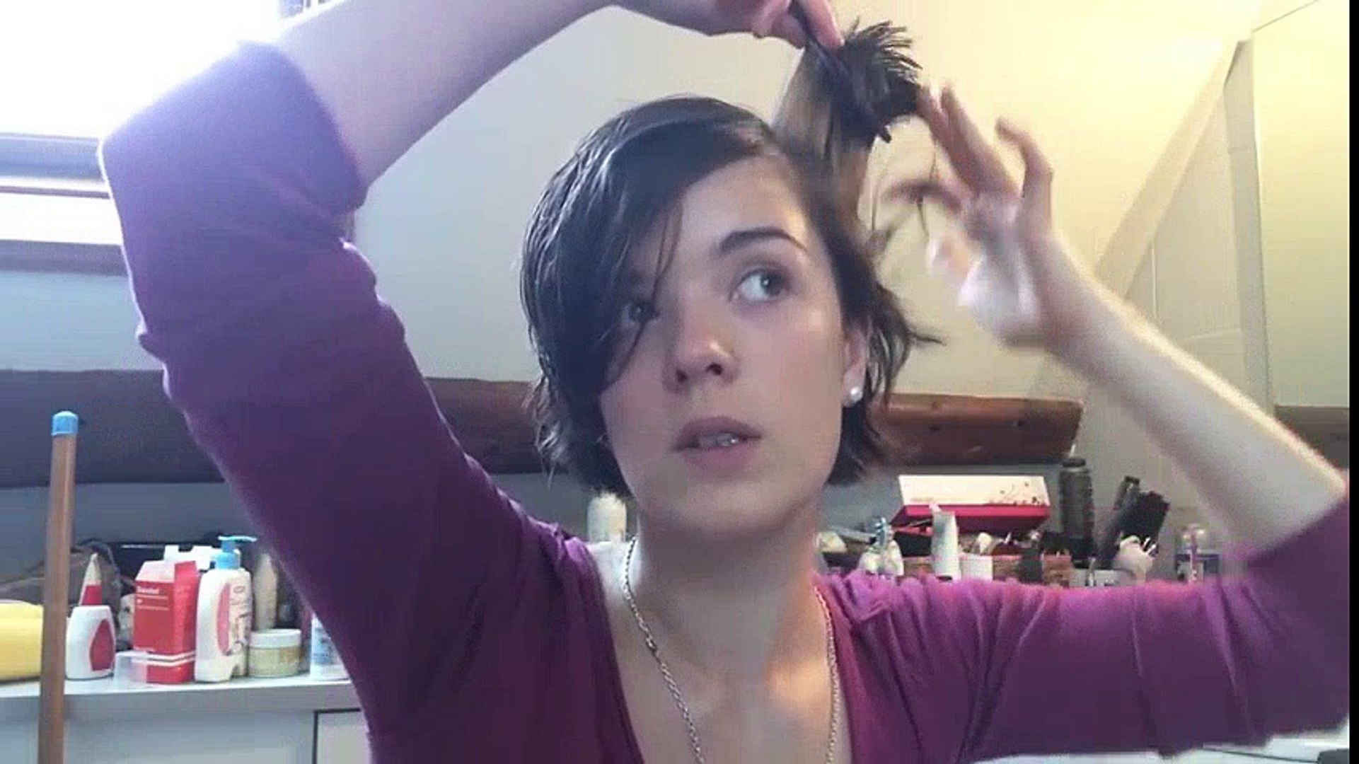 Video Coupe De Cheveux Court Femme Seule Rafraîchir sa coupe de cheveux soi-même | GdH | Stevebryant - Dailymotion  Video