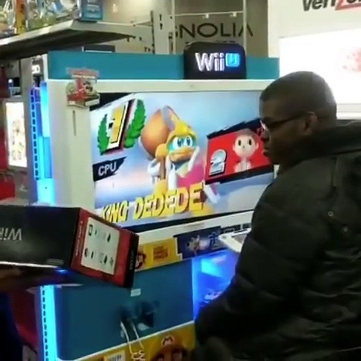Des employés d'un Best Buy achètent une Wii U à un enfant
