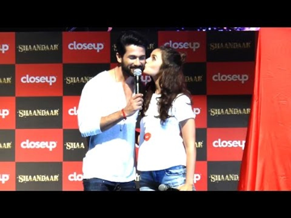 Cute Alia Bhatt KISSES Shahid Kapoor At Shandaar Promotions