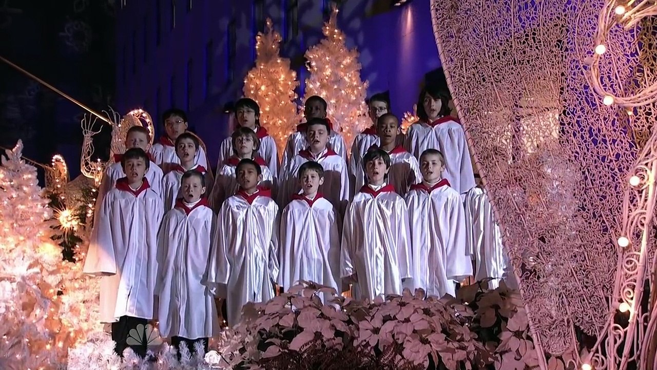 Le public est déjà émerveillé par le chœur des enfants, mais quand la femme ouvre la bouche, c'est extraordinaire !