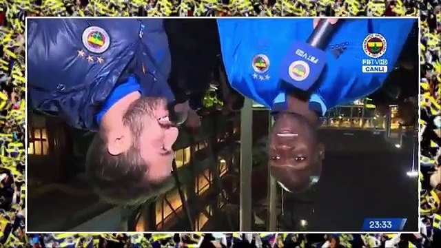 Moussa Sow interviewé à l'envers en raison de ses retournés acrobatiques