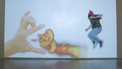 Il danse contre son double projeté au mur !