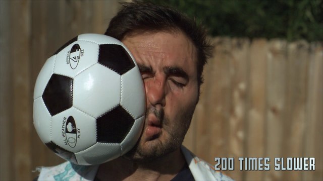 Se prendre un ballon de foot en pleine face en slowmotion !