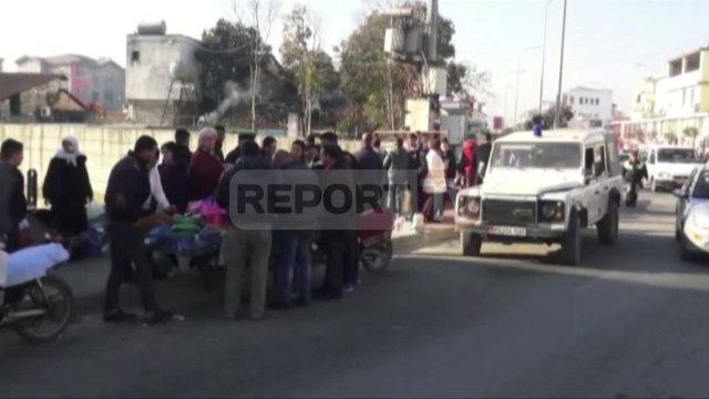 Report TV - Fushë-Krujë, tregtarët shesin mbi urë, policia nuk ndërhyn