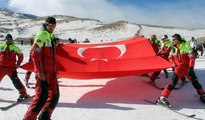 Kayakçılardan Erciyes Dağı'nda şehitler için saygı inişi