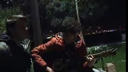 Des jeunes jouent de la musique quand une bombe explose derrière eux