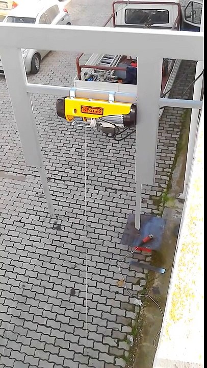 Μεταλλική σκάλα με ηλεκτρικό γερανό