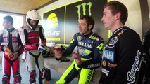 Valentino Rossi y Brad Baker se enfrentan en el Rancho