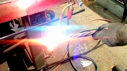 Παίζοντας με τα σίδερα και την φωτιά / Playing with iron and fire