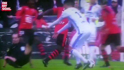 Rachid Ghezzal pousse l'arbitre sans