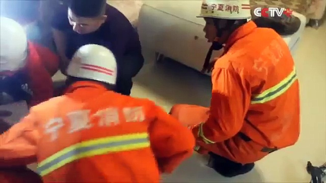 Le sauvetage d'une petite fille coincée dans une machine à laver