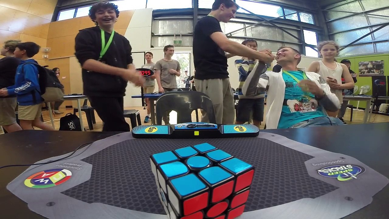 Il bat le record du monde de Rubik's Cube et explose de joie !