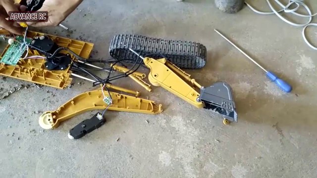 Look inside The RC excavator Tear Down 1550 (550)