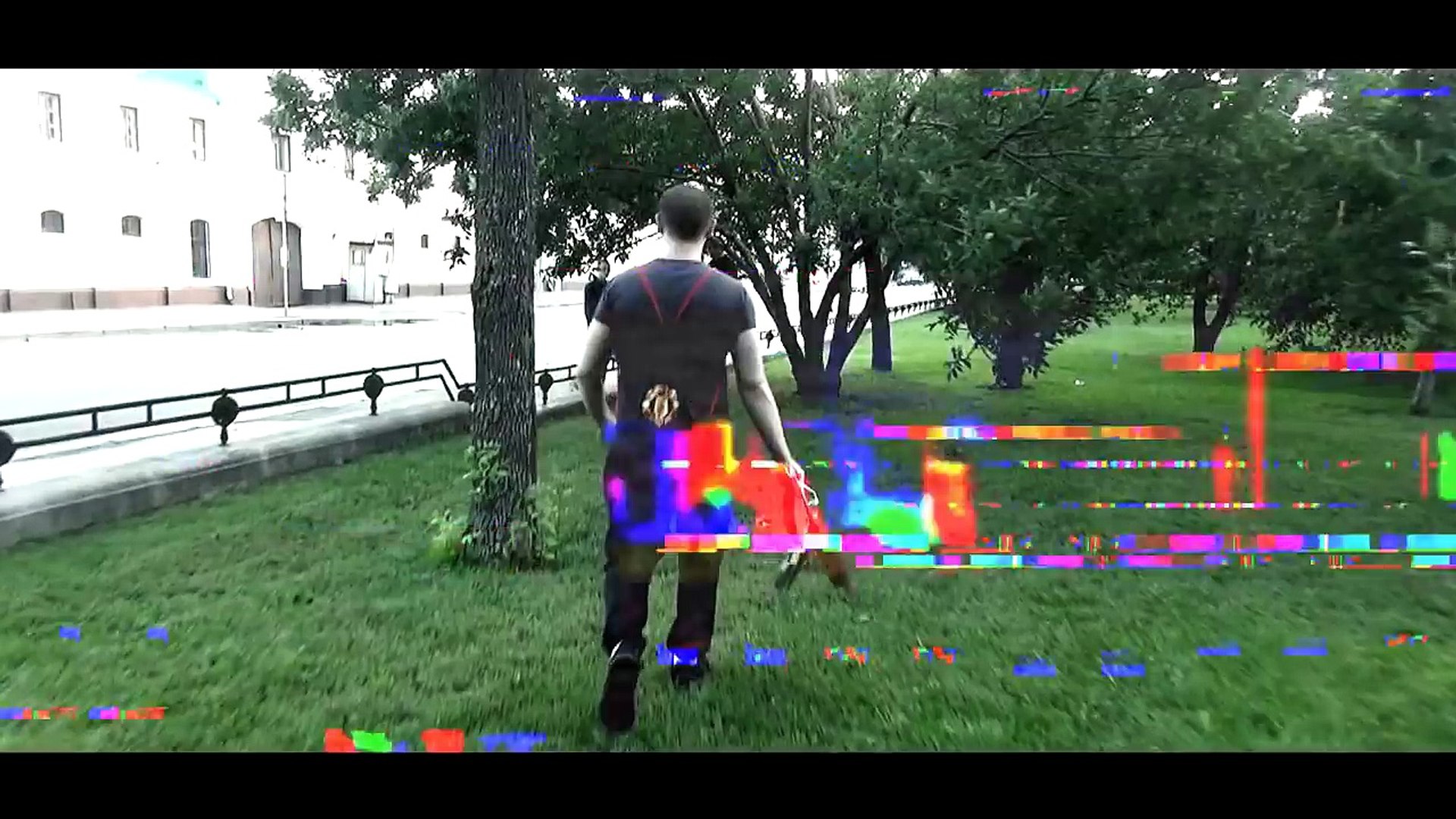 ⁣парень спас  котенка от смерти