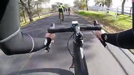 Un groupe de cyclistes filme leur crash avec une voiture