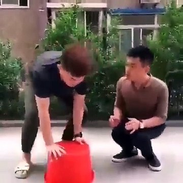 Regardez ce que cette asiatique fait pour piéger les passants !