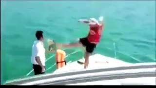Ce mec est bourré sur un bateau !