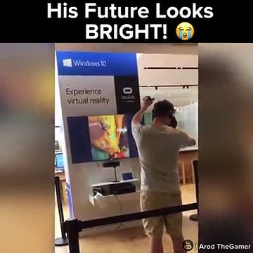 Homem dá trambolhão enquanto fazia escalada com óculos de realidade virtual