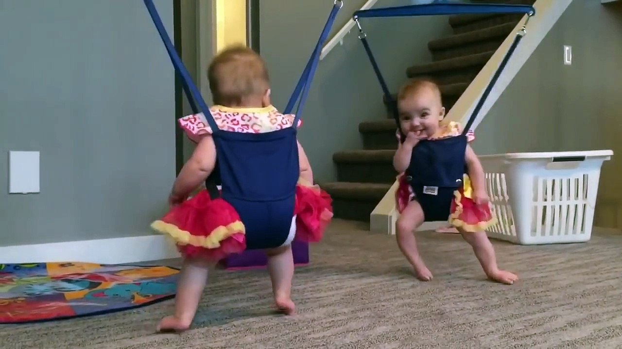 Ces bout’chous essaient de se balancer tous seuls, c’est une grande première. Regardez c’est trop mignon