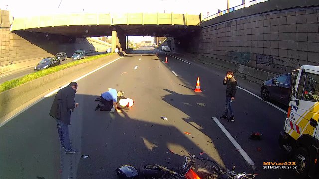 Lille : Un motard slalome et percute une camionnette de la DIR à l'arrêt