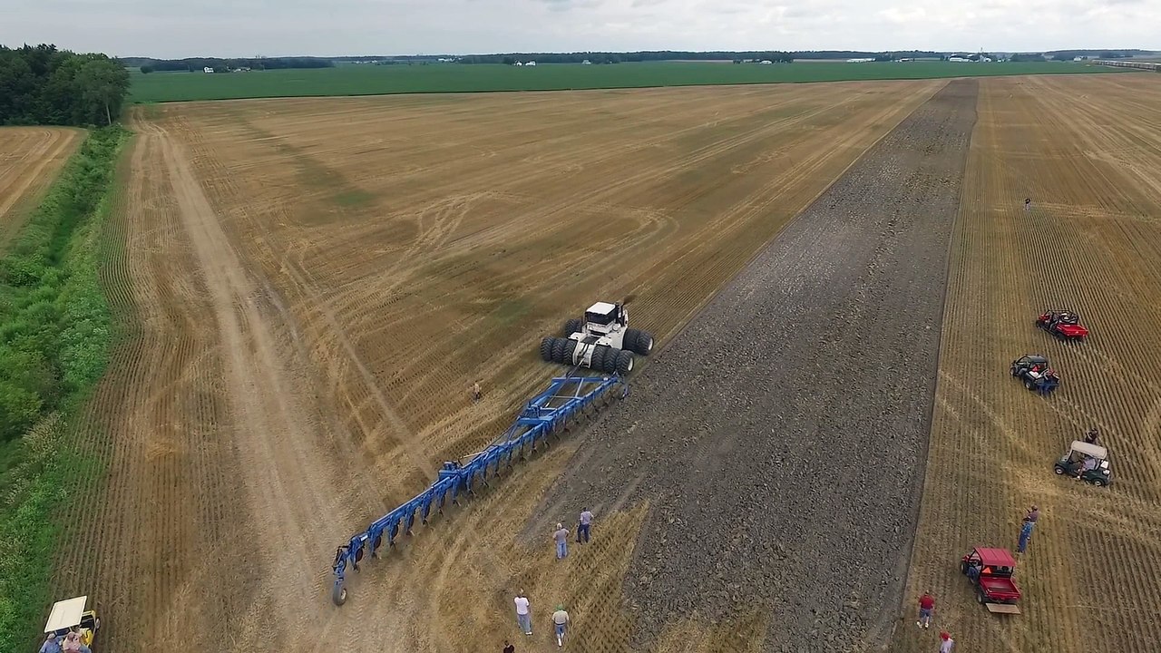 Are 12 roti si peste 500 de cai putere !! Este cel mai mare tractor pentru arat din lume ! VIDEO - Film Dailymotion