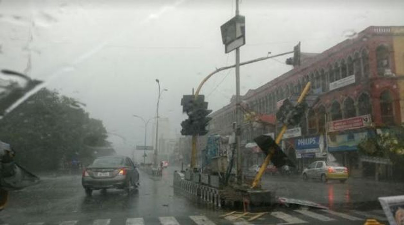 Chennai 'Cyclone Vardah' LIVE Destruction | Heavy Rain |Wind @150 kmps