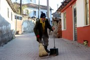 Çevreci dede tek başına koca köyü temizliyor