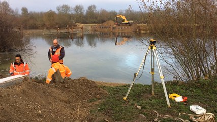 La passerelle sur le Loir en construction