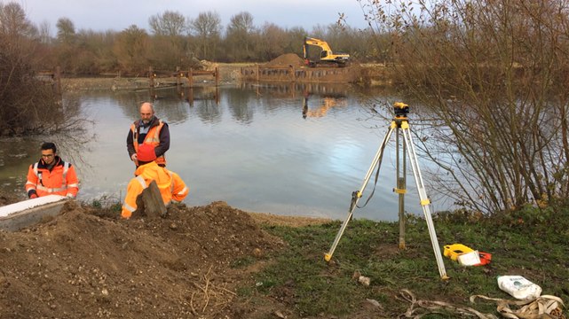 La passerelle sur le Loir en construction