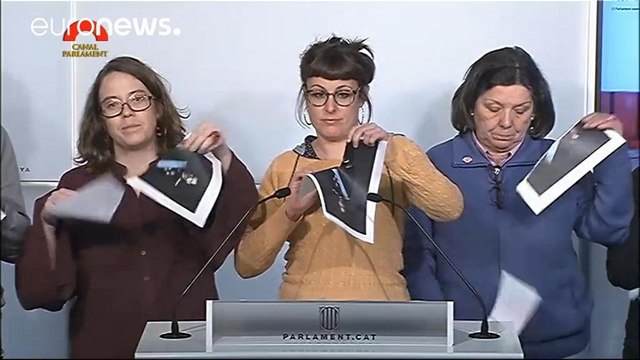 اعضای حزب «کوپ» عکس پادشاه اسپانیا را در پارلمان کاتالونیا پاره کردند