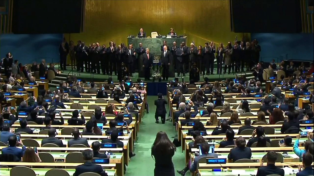 Novo secretário-geral da ONU faz juramento e pede mudanças