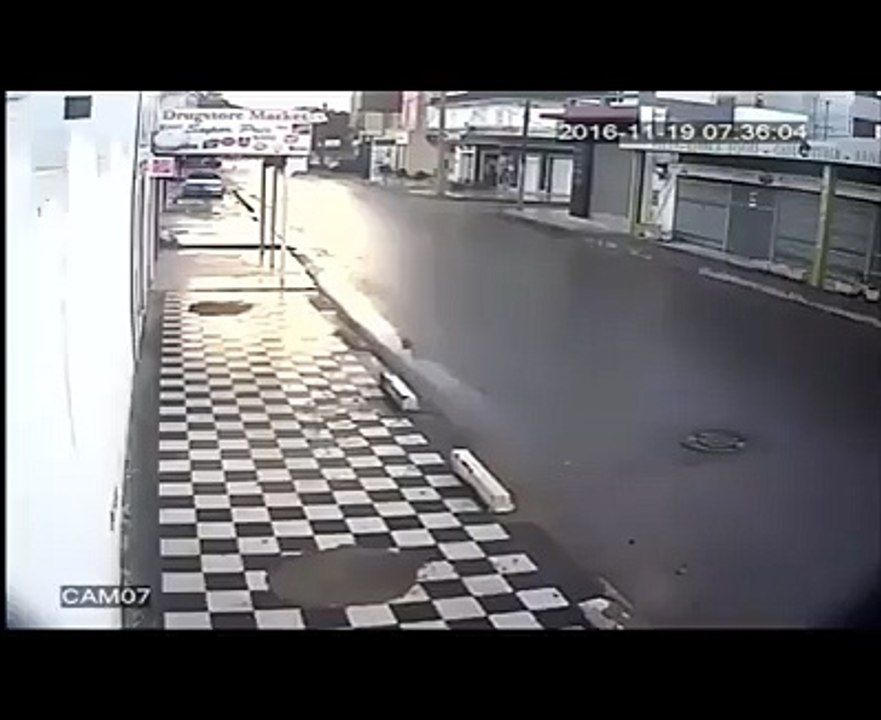 حادث خطير و مجنون صورته كاميرا مراقبة في #تونس ..!