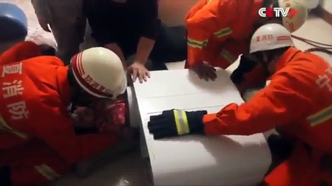 Le sauvetage d une petite fille coincພ dans une machine à laver