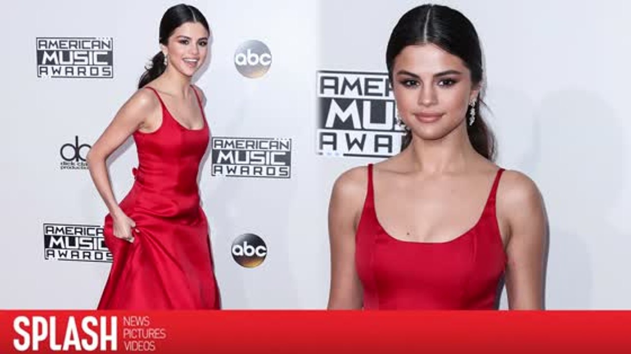 Selena Gomez unterschreibt einen 10,000,000 Dollar Deal mit Coach