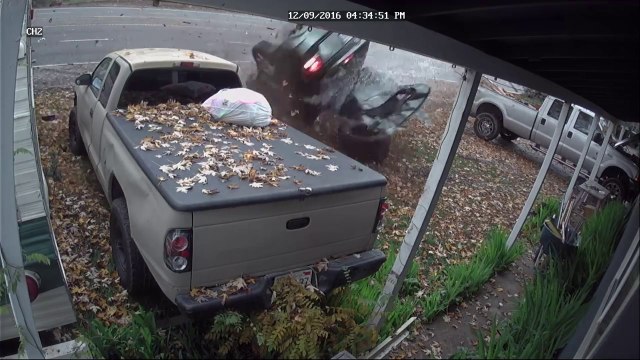 Elle s'endort au volant et se prend un arbre ! Accident impressionnant