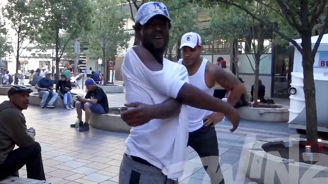 Ils piègent des inconnus en baissant leurs pantalons