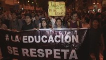 Peruanos protestan contra la moción de censura a ministro de Educación
