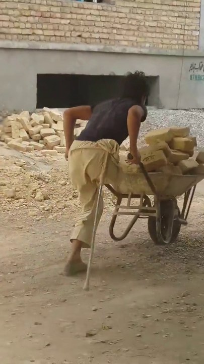 Il lui manque une jambe et pourtant il bosse dur sur un chantier... Bravo à lui
