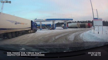 Télécharger la video: Une méthode efficace pour déneiger les toit de tout le cartier : explosion d'un pneu de camion