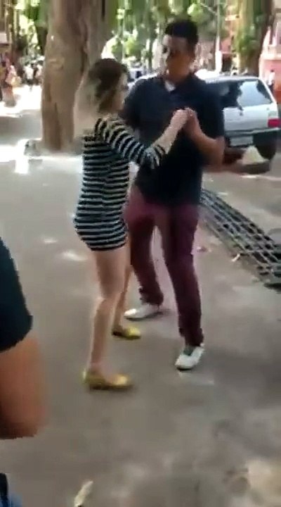 Cette jolie fille n'aurait jamais du accepter de danser avec le gars... Mais quel boulet!